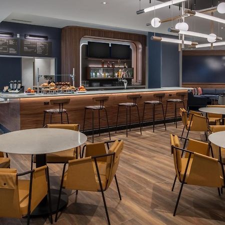 Courtyard By Marriott Olympia Hotel Bagian luar foto