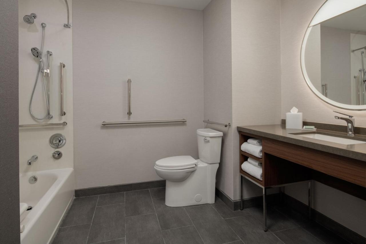 Courtyard By Marriott Olympia Hotel Bagian luar foto
