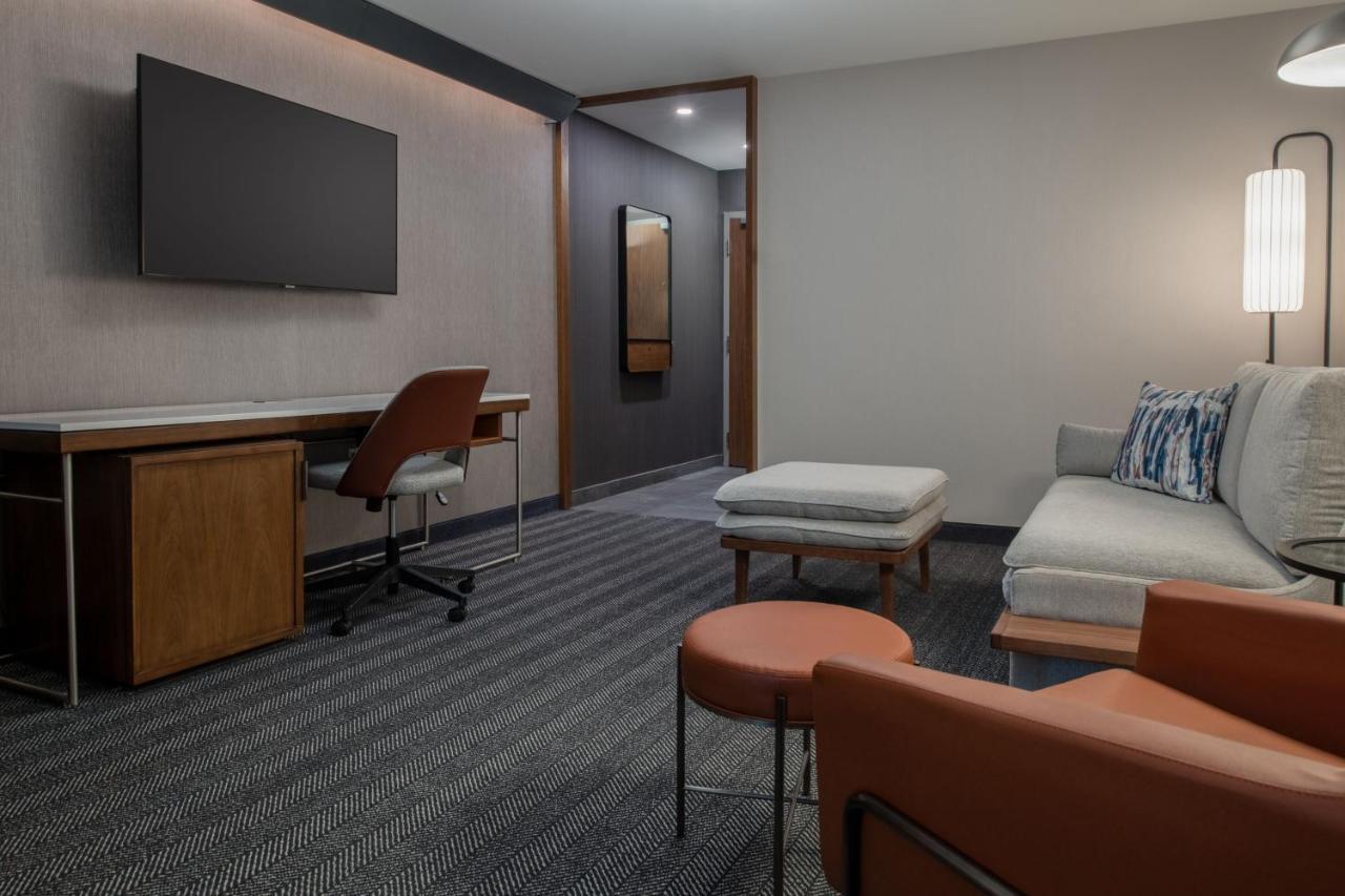 Courtyard By Marriott Olympia Hotel Bagian luar foto