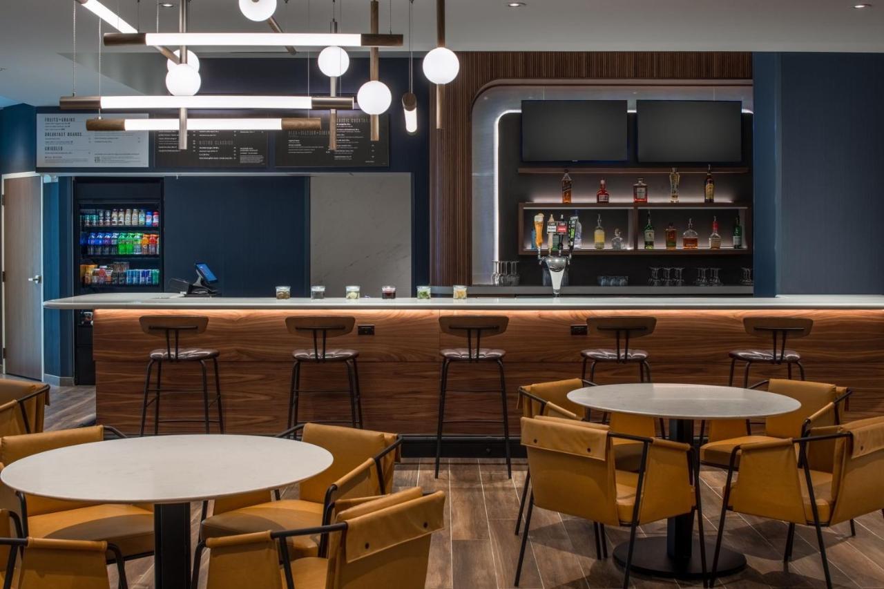 Courtyard By Marriott Olympia Hotel Bagian luar foto