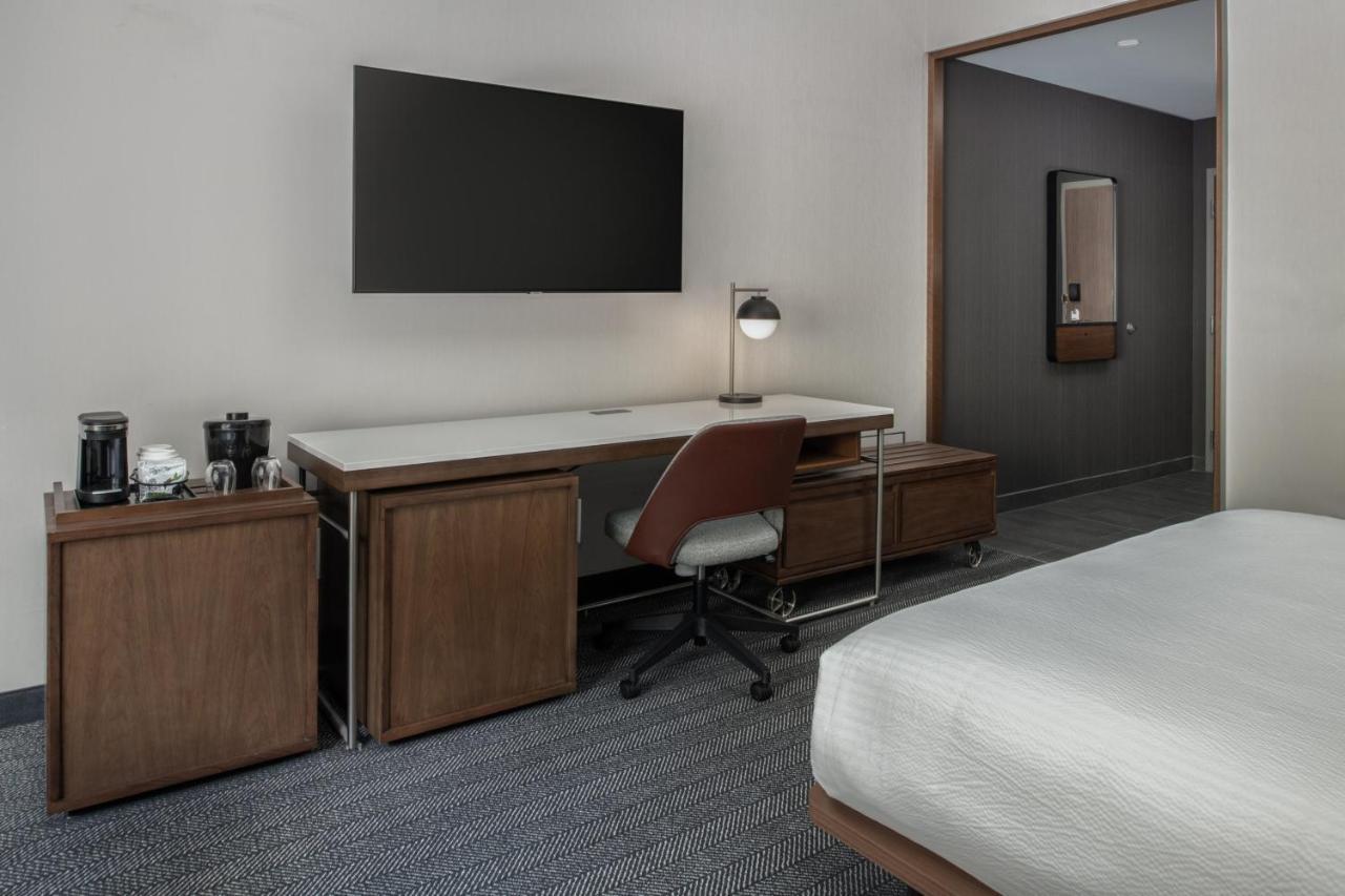 Courtyard By Marriott Olympia Hotel Bagian luar foto