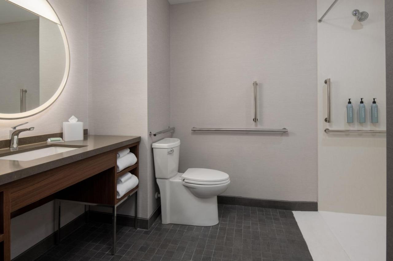Courtyard By Marriott Olympia Hotel Bagian luar foto