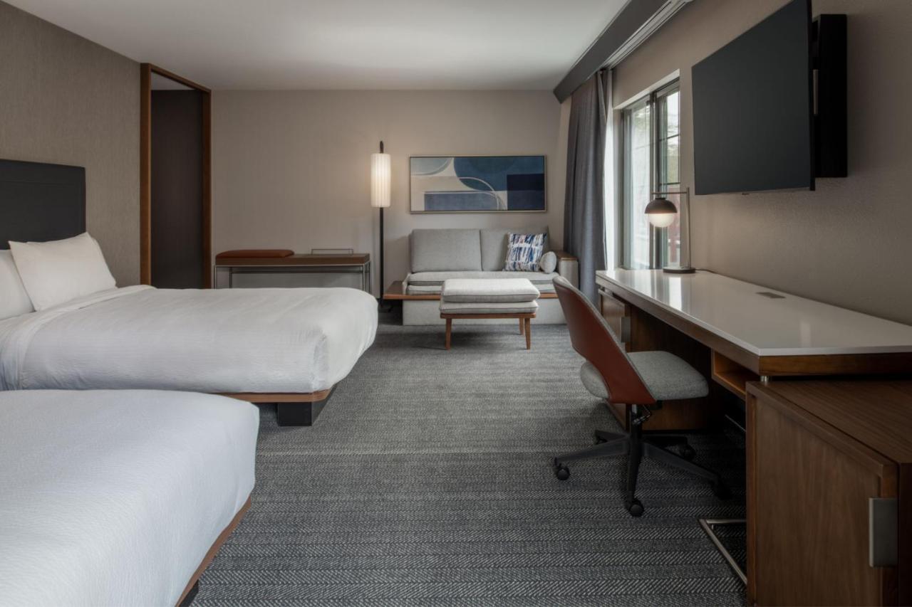 Courtyard By Marriott Olympia Hotel Bagian luar foto