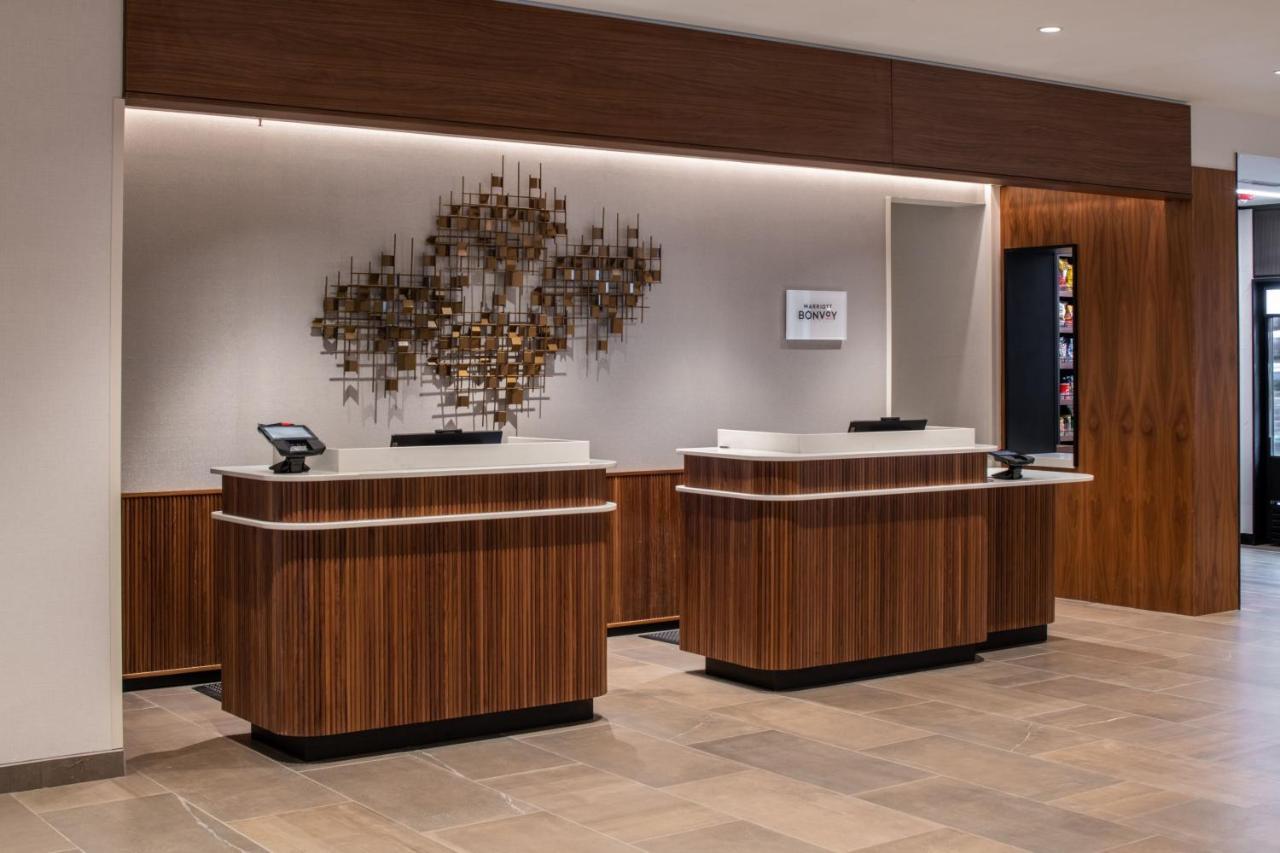 Courtyard By Marriott Olympia Hotel Bagian luar foto